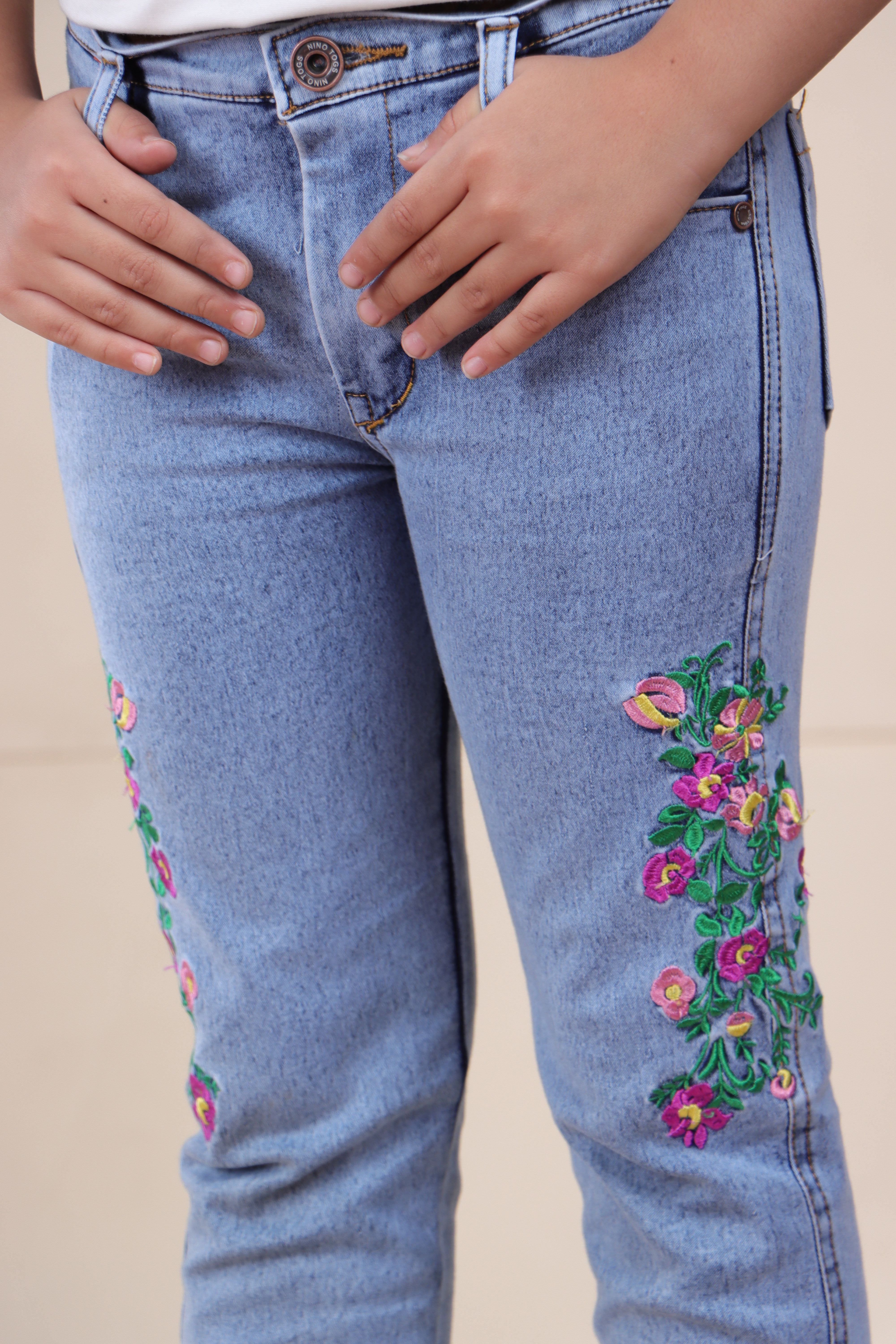 Stretchable Narrow Jeans with Flower Embroidery