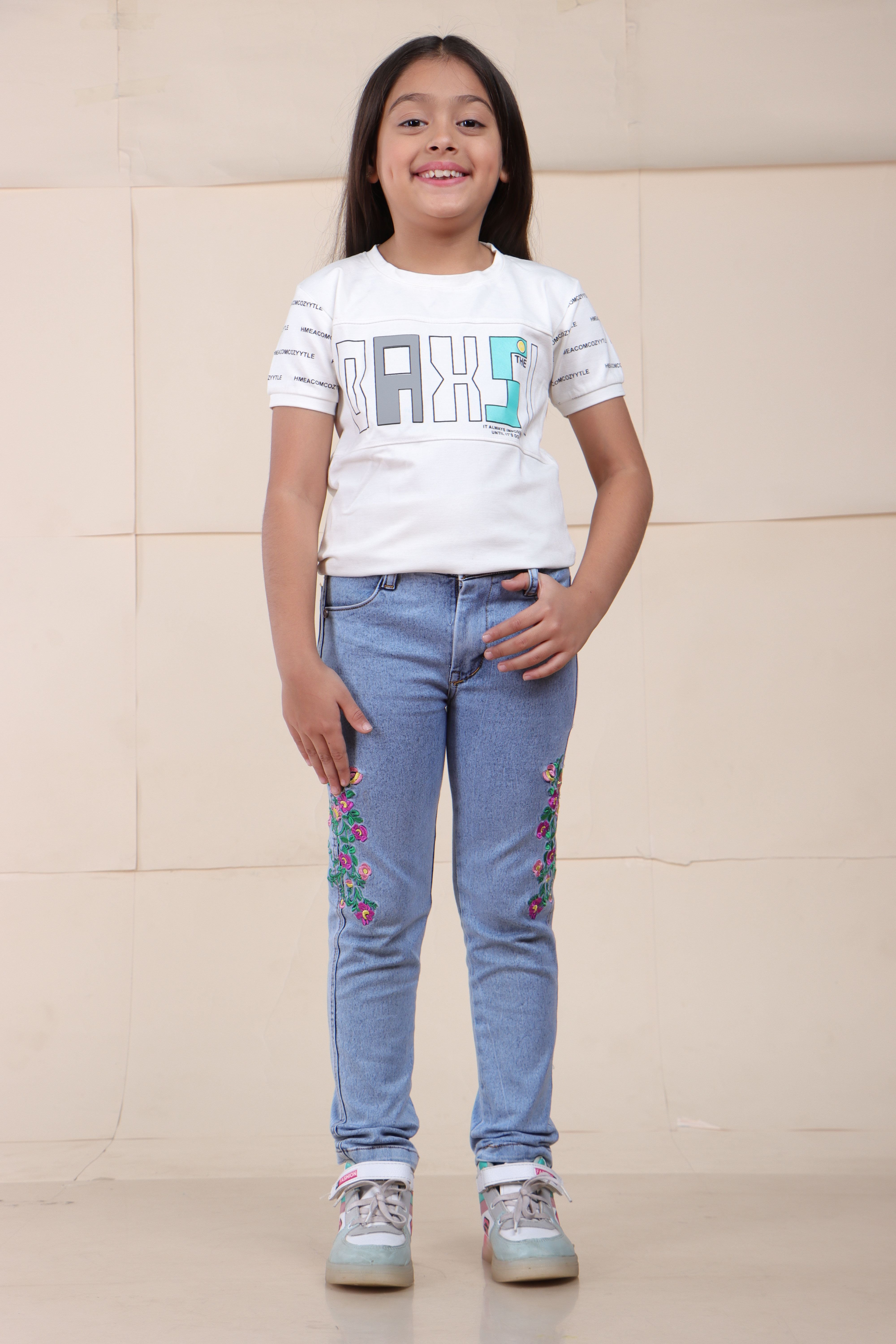 Stretchable Narrow Jeans with Flower Embroidery