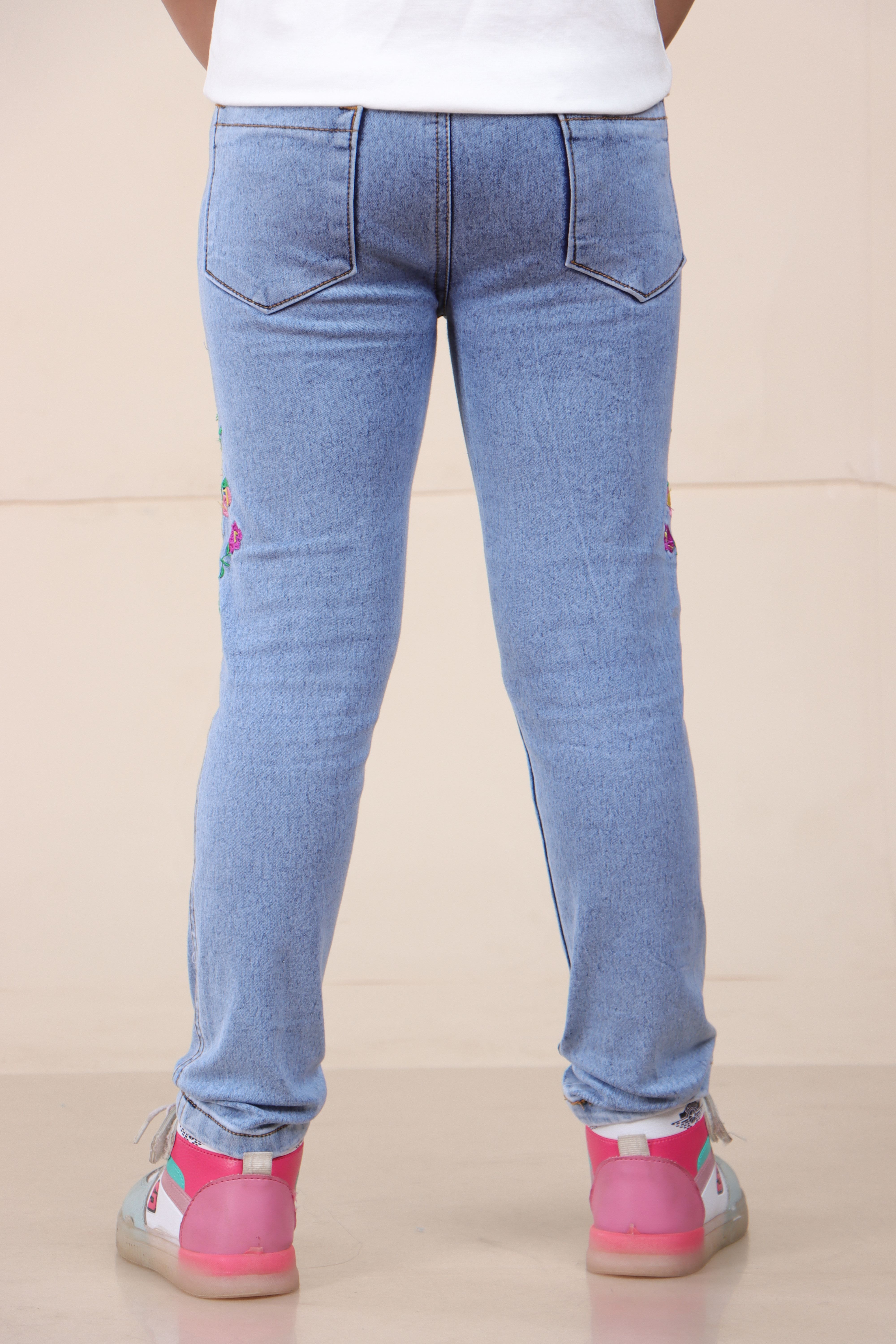 Stretchable Narrow Jeans with Flower Embroidery