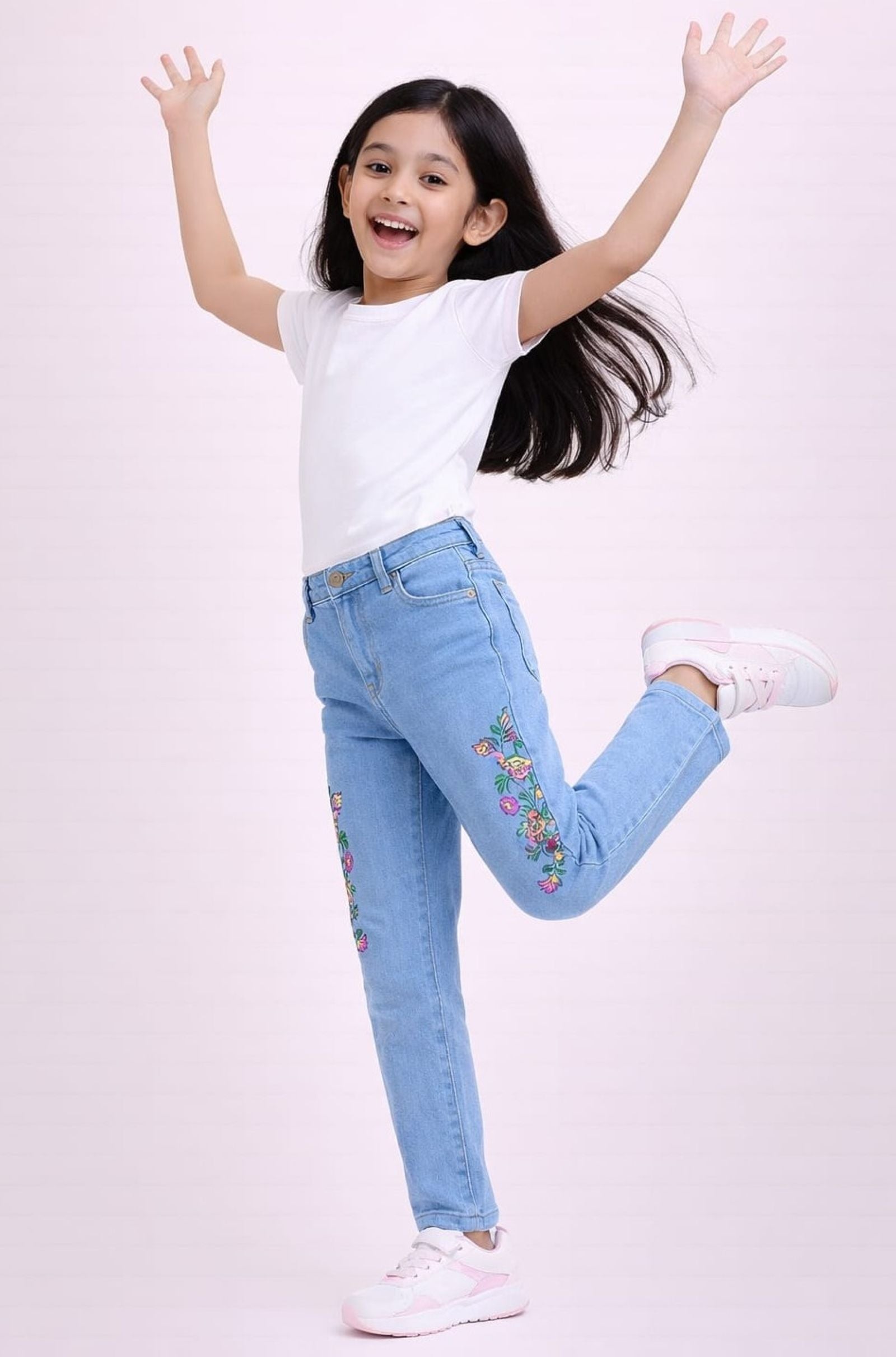 Stretchable Narrow Jeans with Flower Embroidery